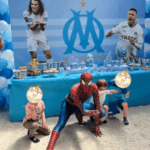 spiderman devant une deco de marseille