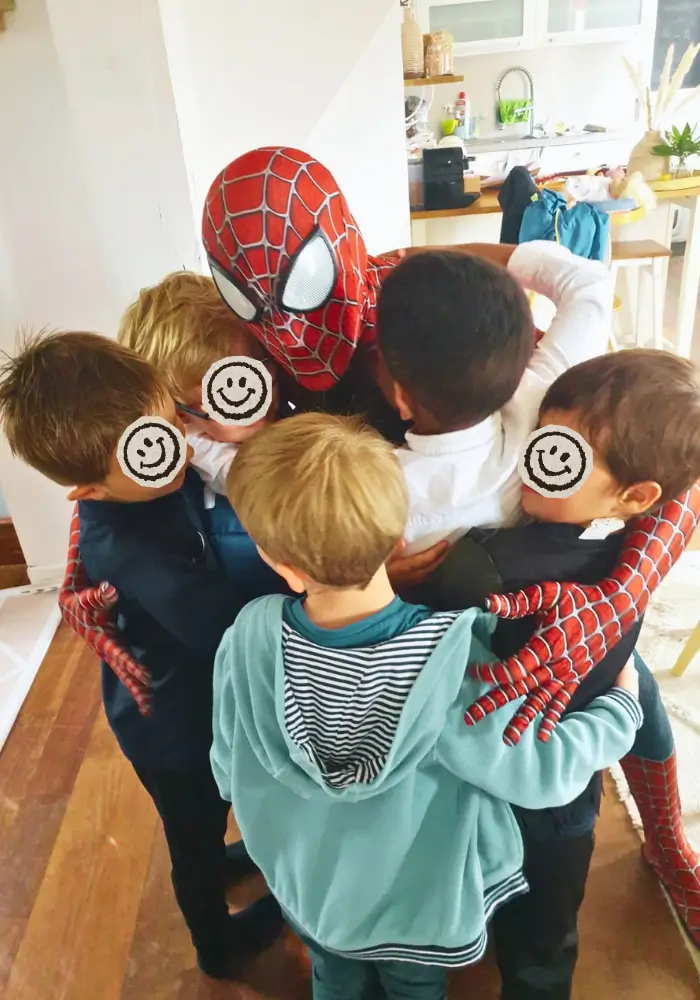 Mascotte Spider-Man avec des enfants lors d'un anniversaire à domicile en Normandie
