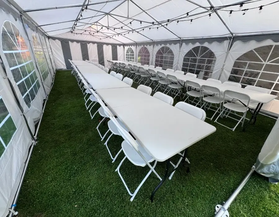 Barnum 5x10 m dressé avec tables et chaises pour réception en Normandie - Animations Happy Times