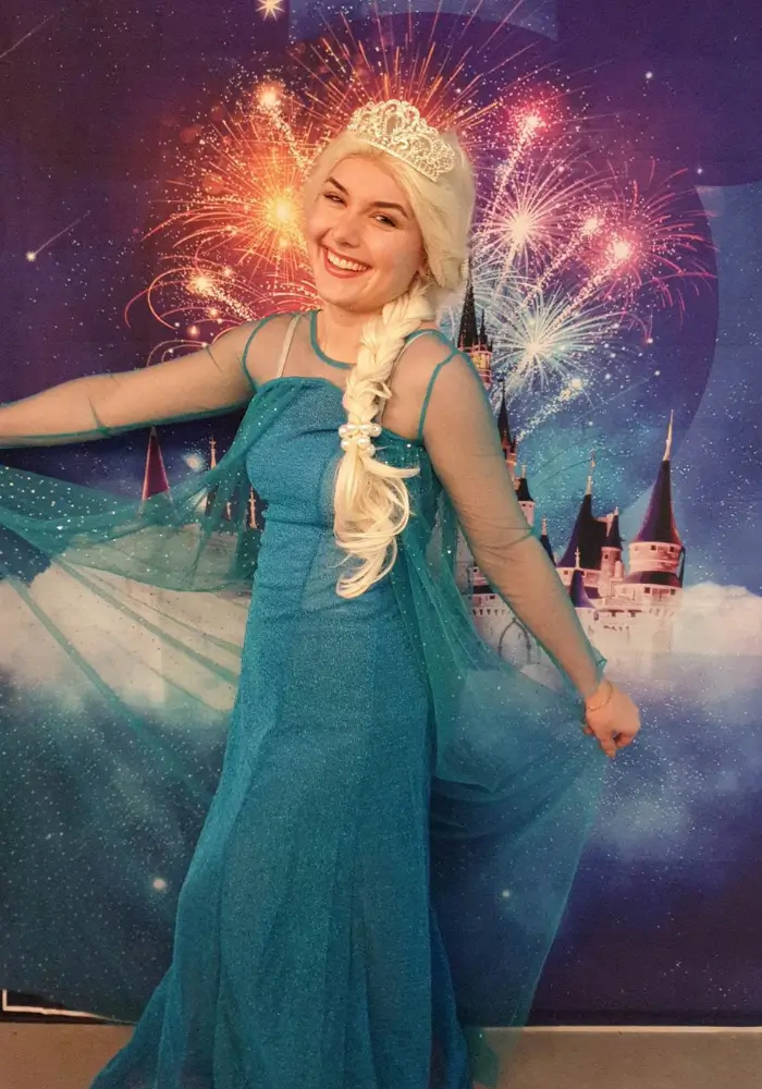 Mascotte Elsa Reine des Neiges pour anniversaire enfant en Normandie