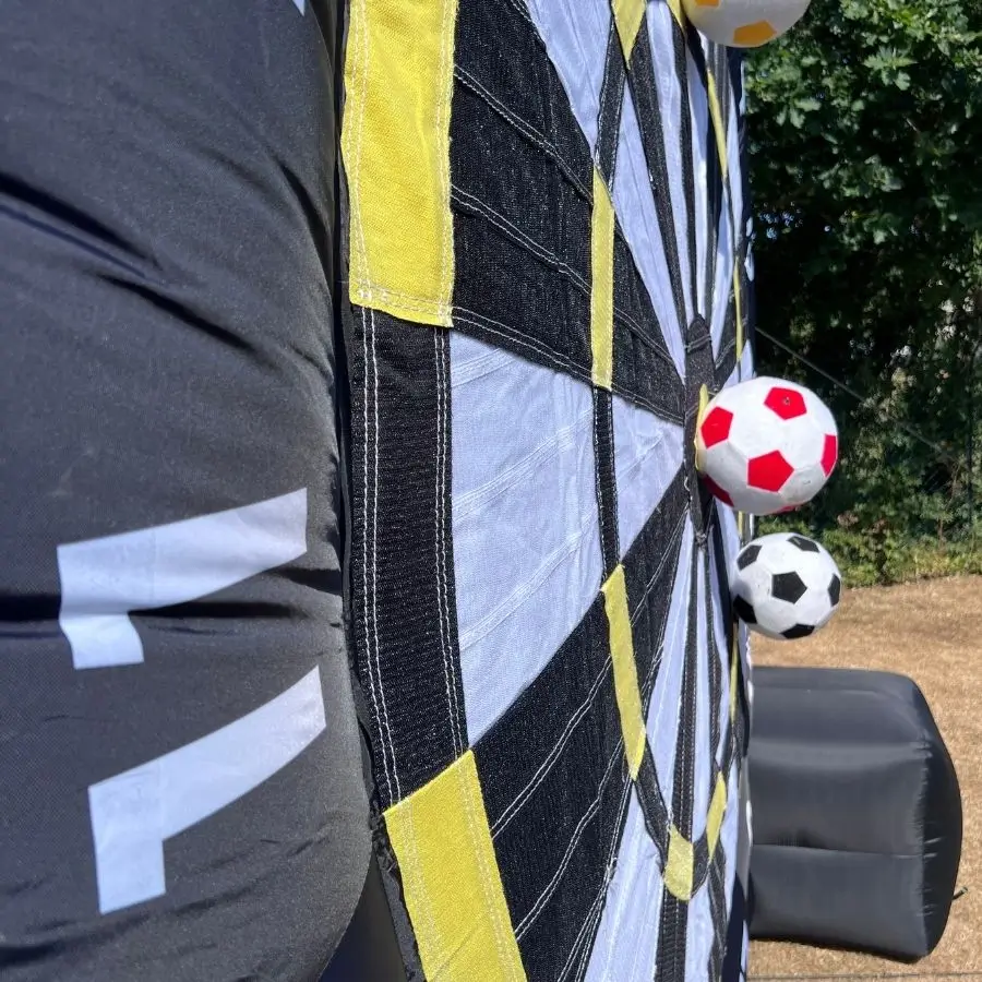cible football géante gonflable lors d'un événement en Normandie