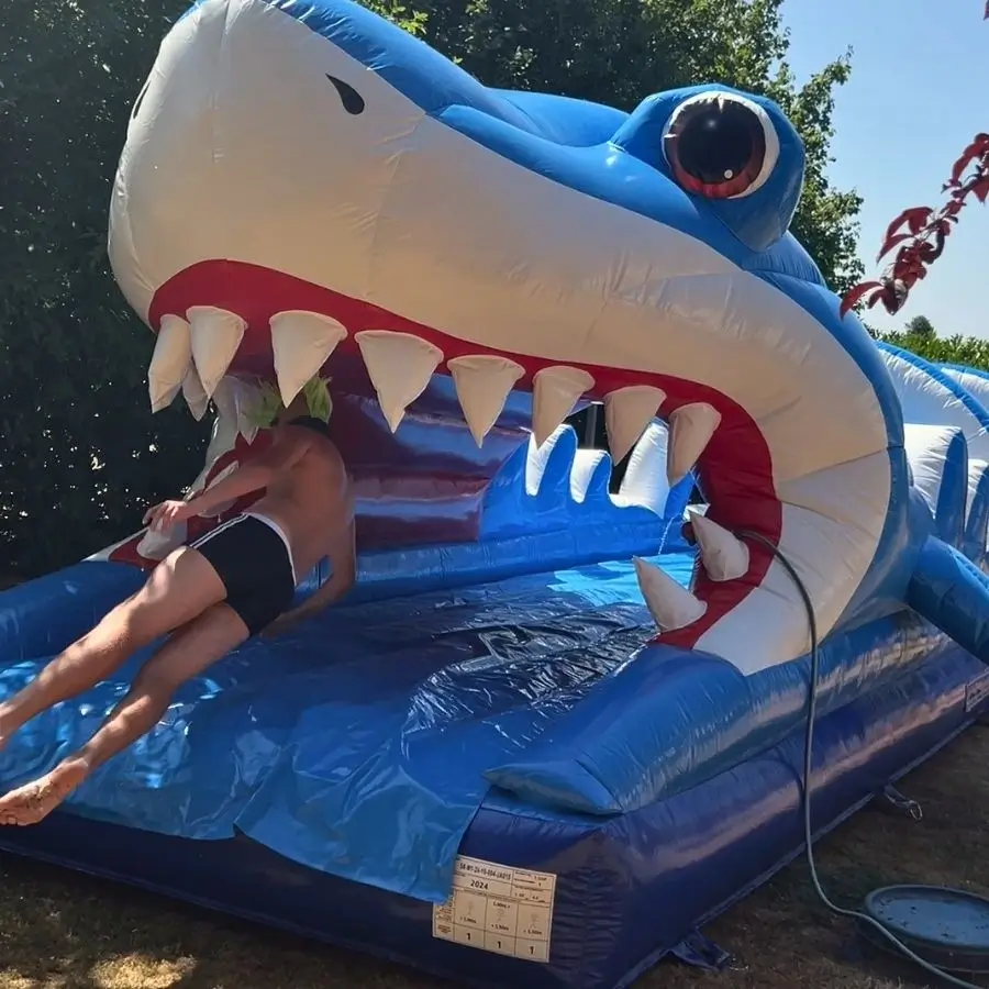 Location structure gonflable ventriglisse requin 15 m en Normandie
