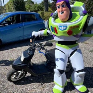 Mascotte Buzz l'Éclair lors d'une animation en extérieur en Normandie