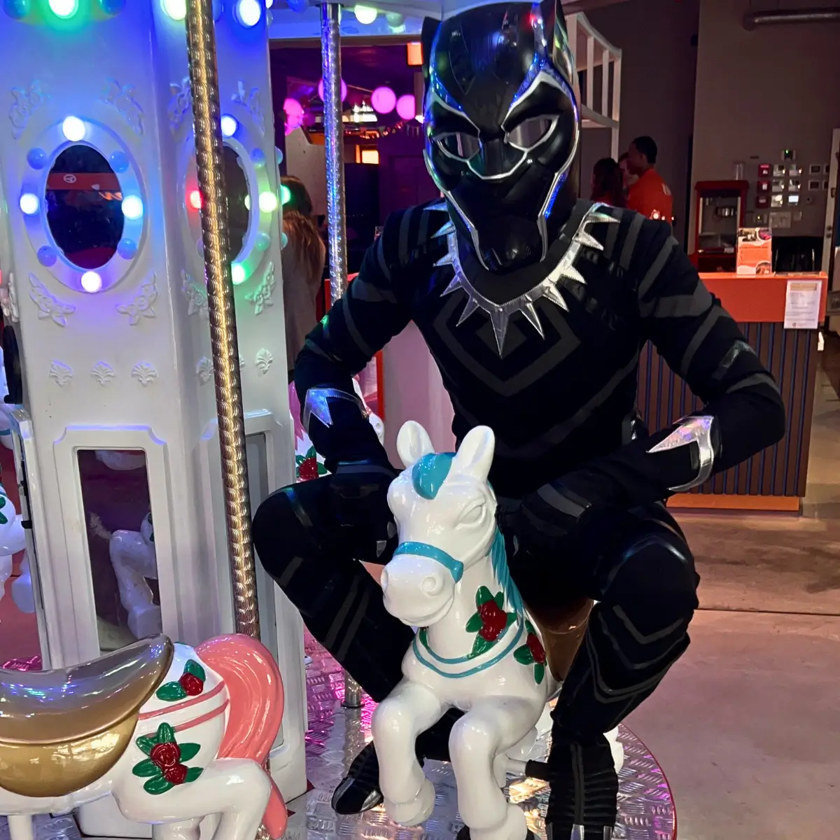 Mascotte Black Panther en animation lors d'un événement festif en Normandie