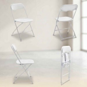 Chaise blanche installée pour une réception