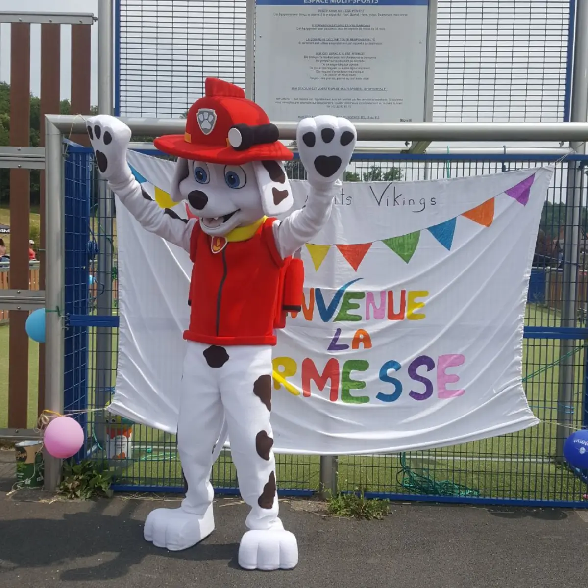 Enfants entourant la mascotte du chiot pompier lors d'un anniversaire en Normandie