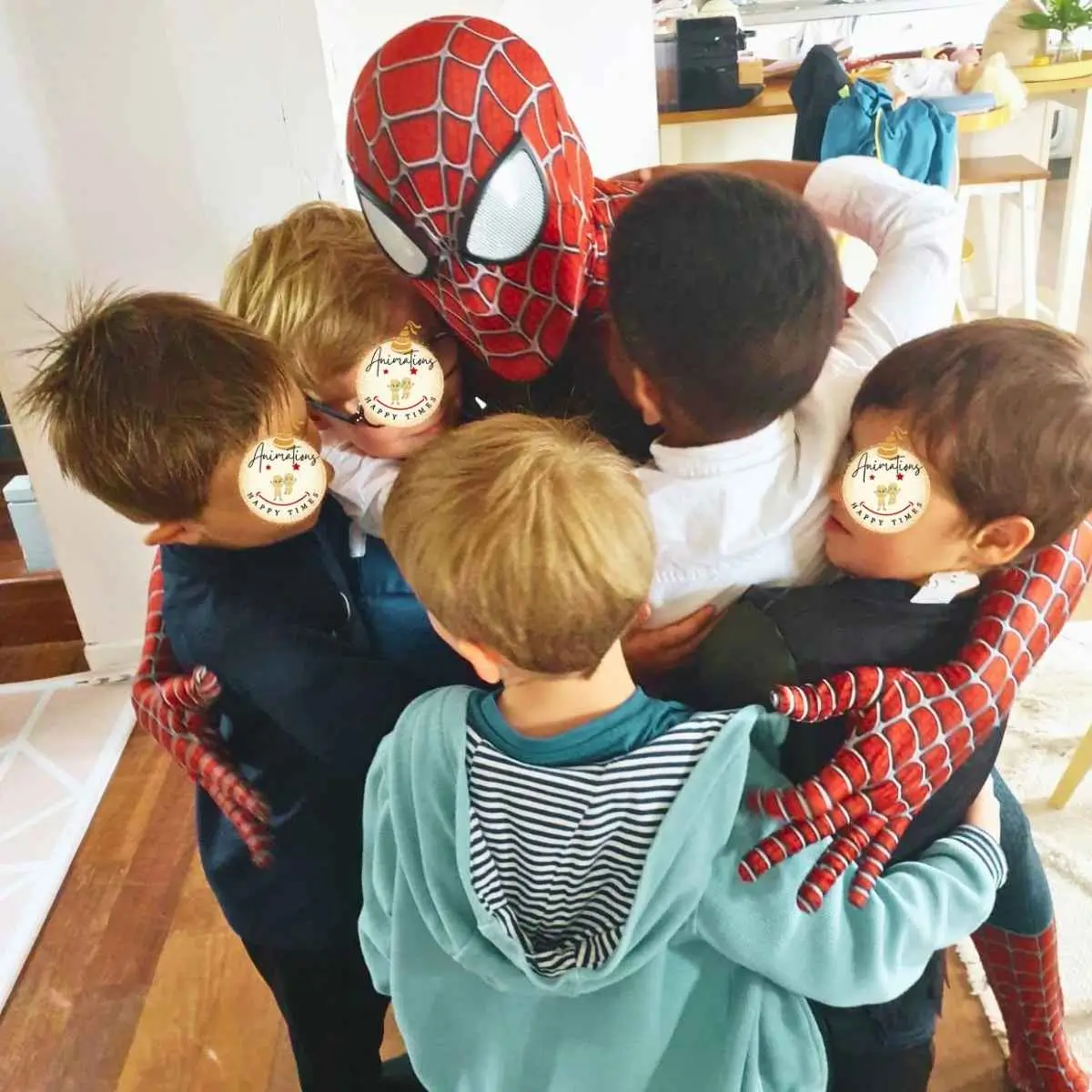 Mascotte Spider-Man en prestation avec des enfants lors d'un anniversaire à domicile en Normandie